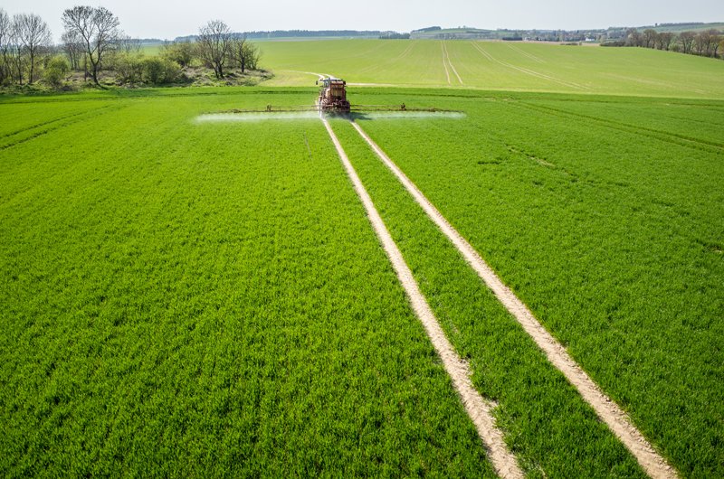 Vista aérea tractor aplicando herbicida