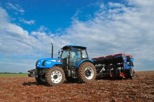 Tractor en un cultivo