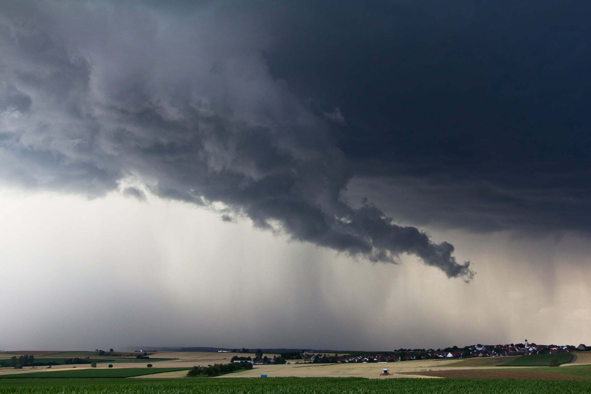 tormenta sobre campos agrícolas